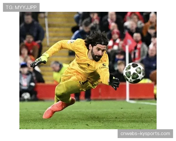 特写：暴雨中，利物浦门将阿利松一次关键扑救后怒吼指挥防线
